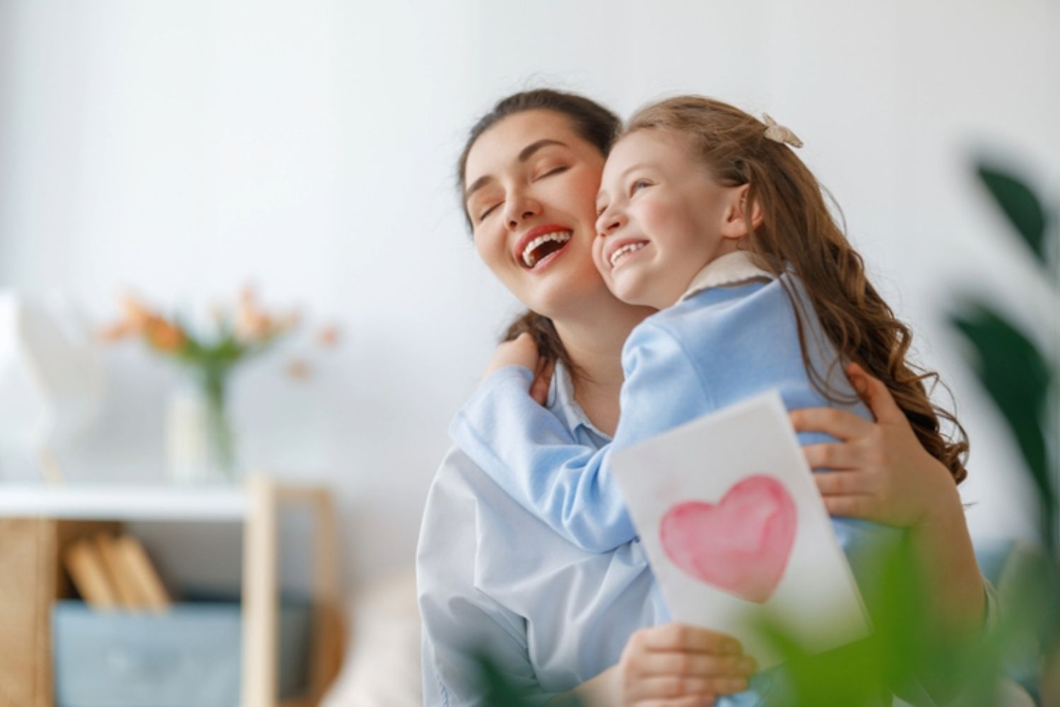 Anneler Günü Mesajları ve Sözleri (Resimli & Anlamlı Mesajlar)